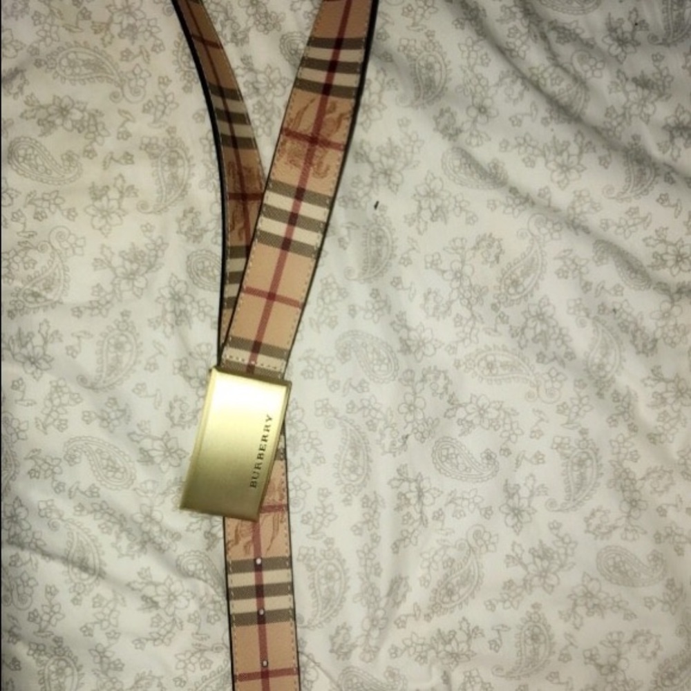 100% authentic Burberry belt. Size 30-34 waist.